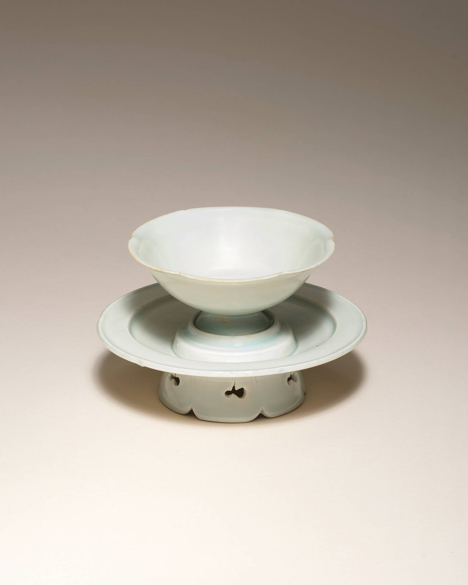 A QINGBAI SIX-LOBED CUP AND STAND Northern Song Dynasty (3)