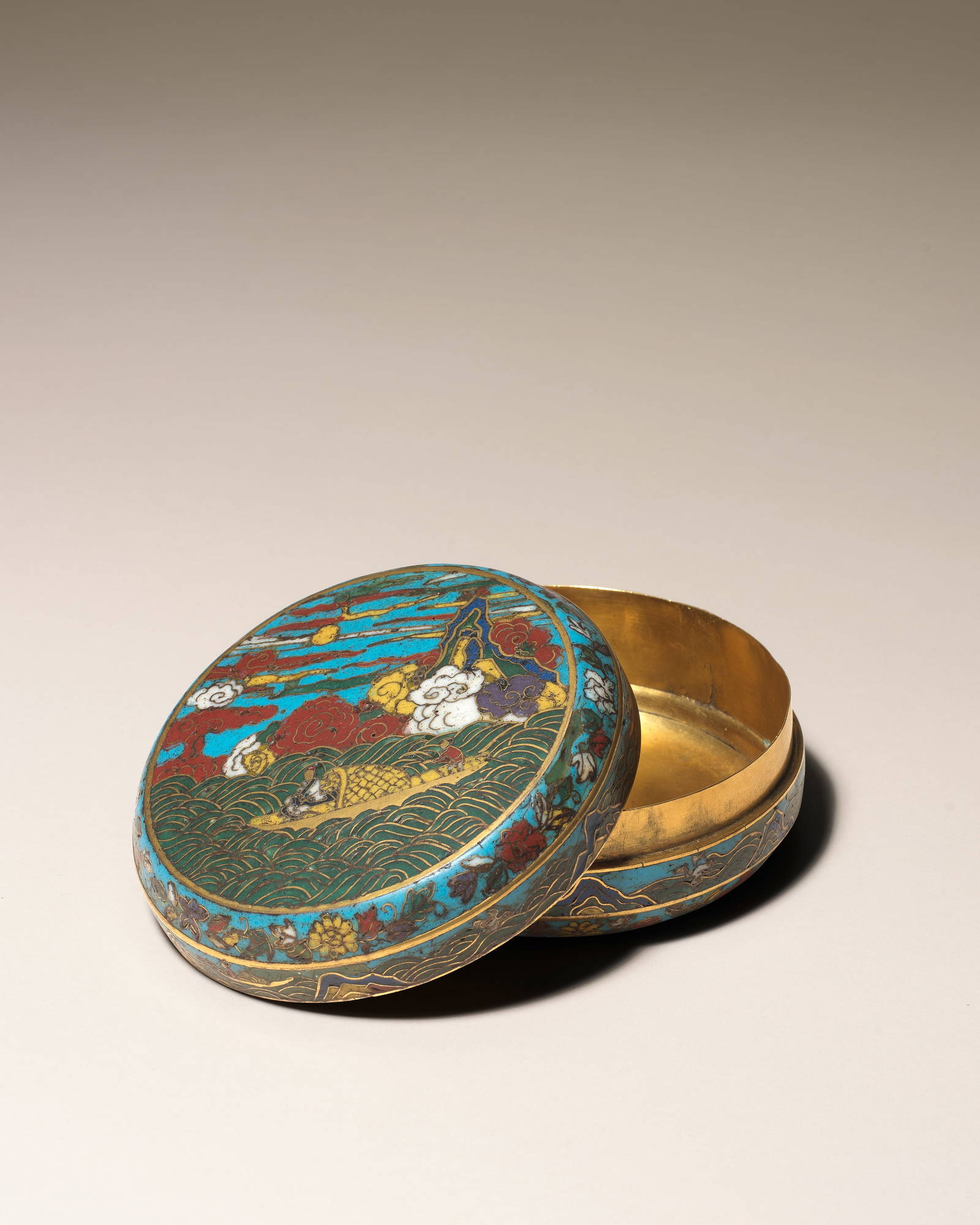 A VERY RARE GILT BRONZE AND CLOISONNÉ ENAMEL 'ODE ON RETURNING HOME' BOX AND COVER 15th/16...