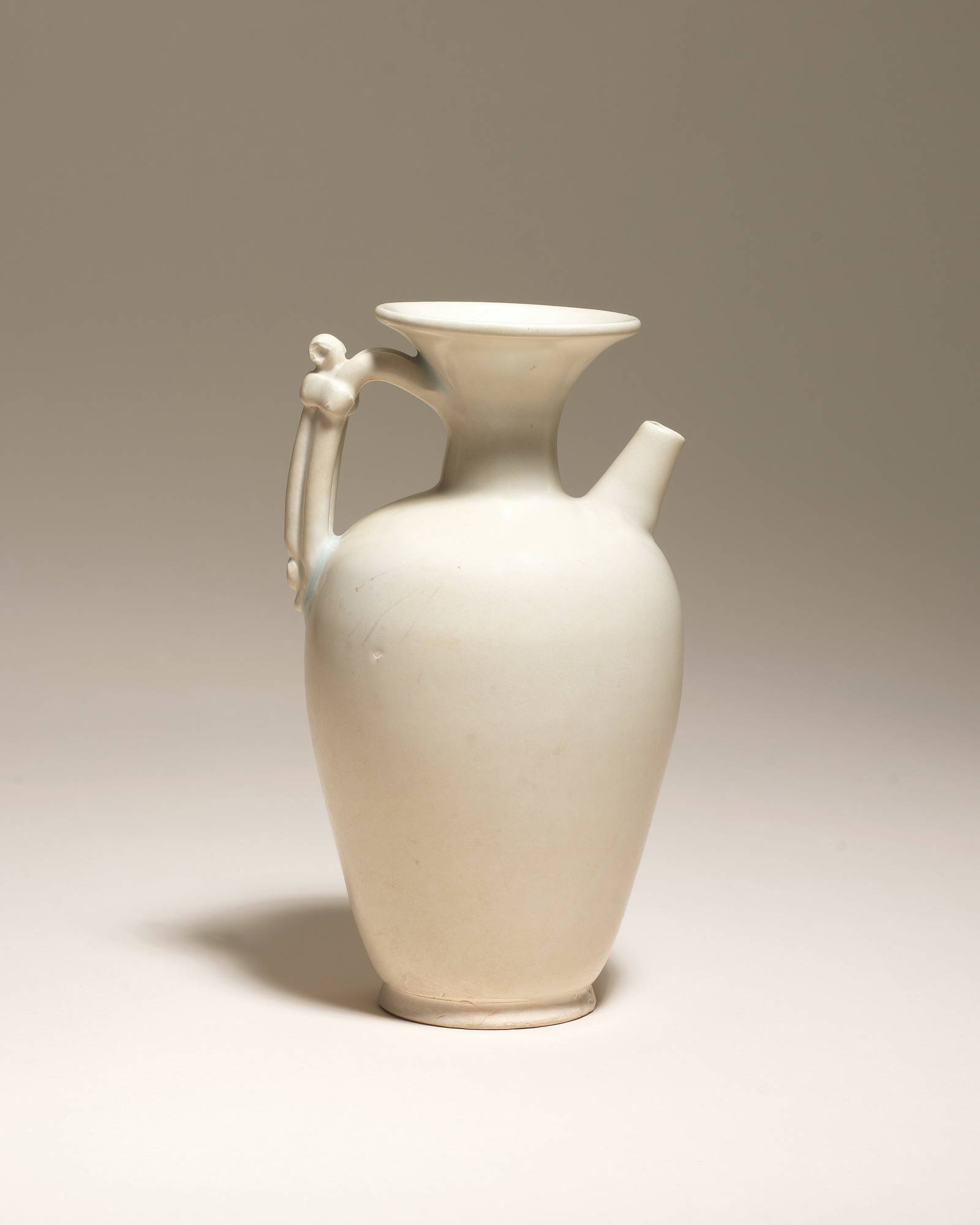 A DINGYAO WHITE-GLAZED EWER Late Tang Dynasty (2)