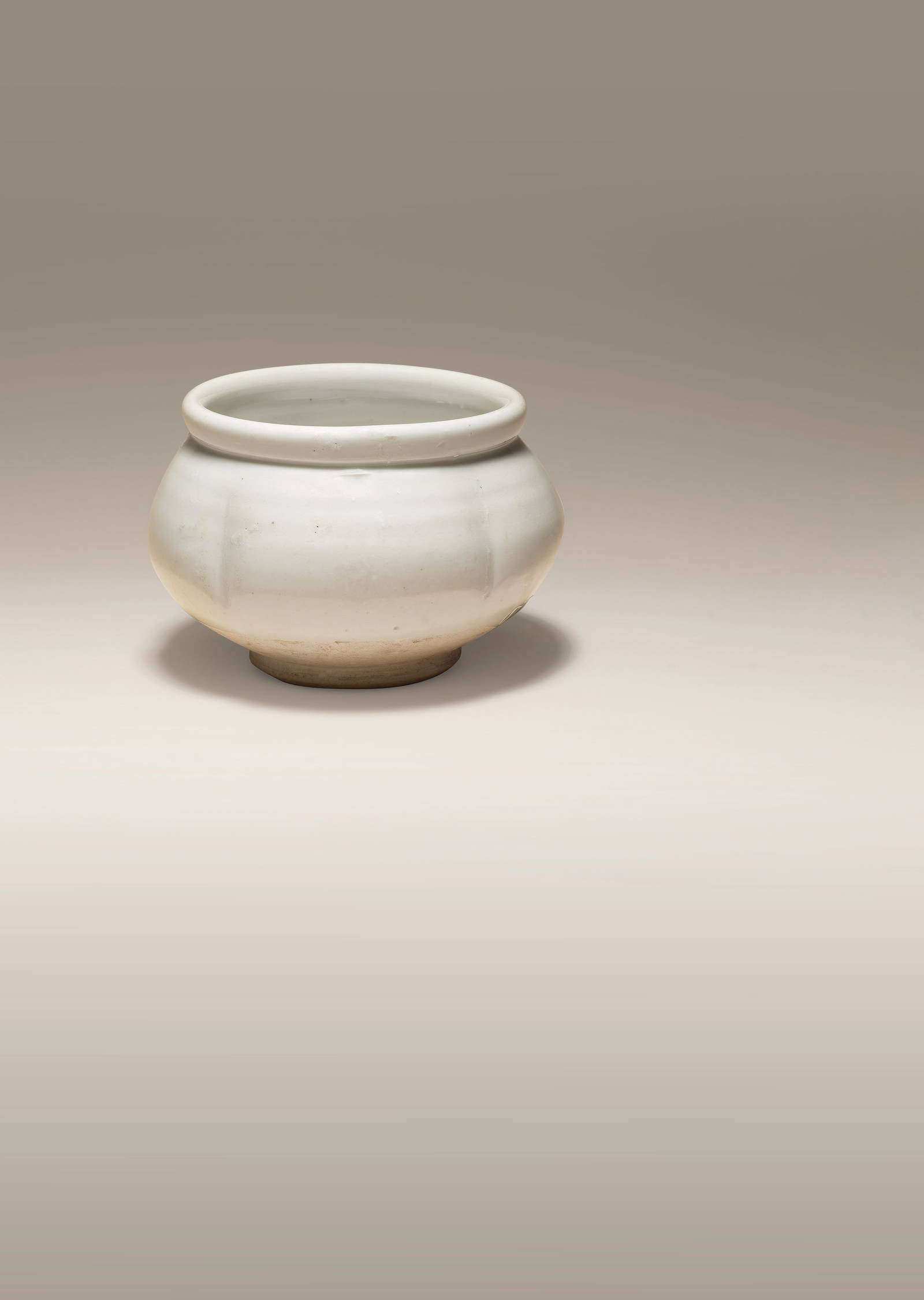 A WHITE-GLAZED STONEWARE LOBED JAR Five Dynasties/Liao Dynasty (2)