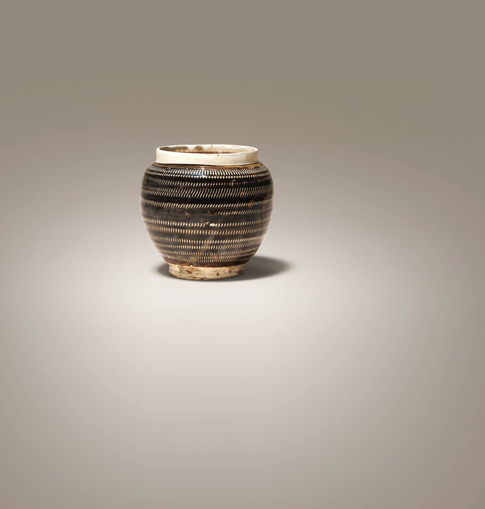 A CIZHOU-TYPE ROULETTED JAR Northern Song/Jin Dynasty (2)