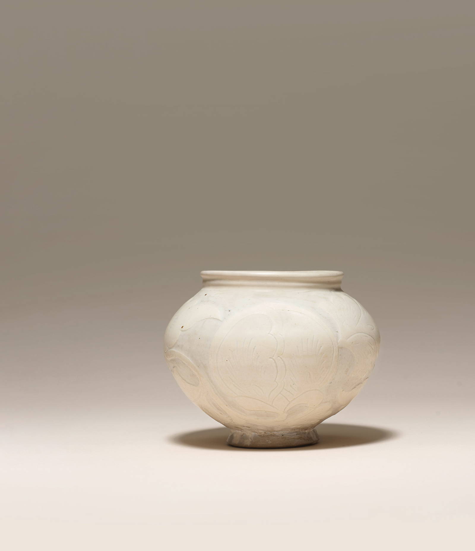 A CIZHOU-TYPE WHITE-GLAZED SGRAFFIATO JAR Early Northern Song/Liao Dynasty (2)