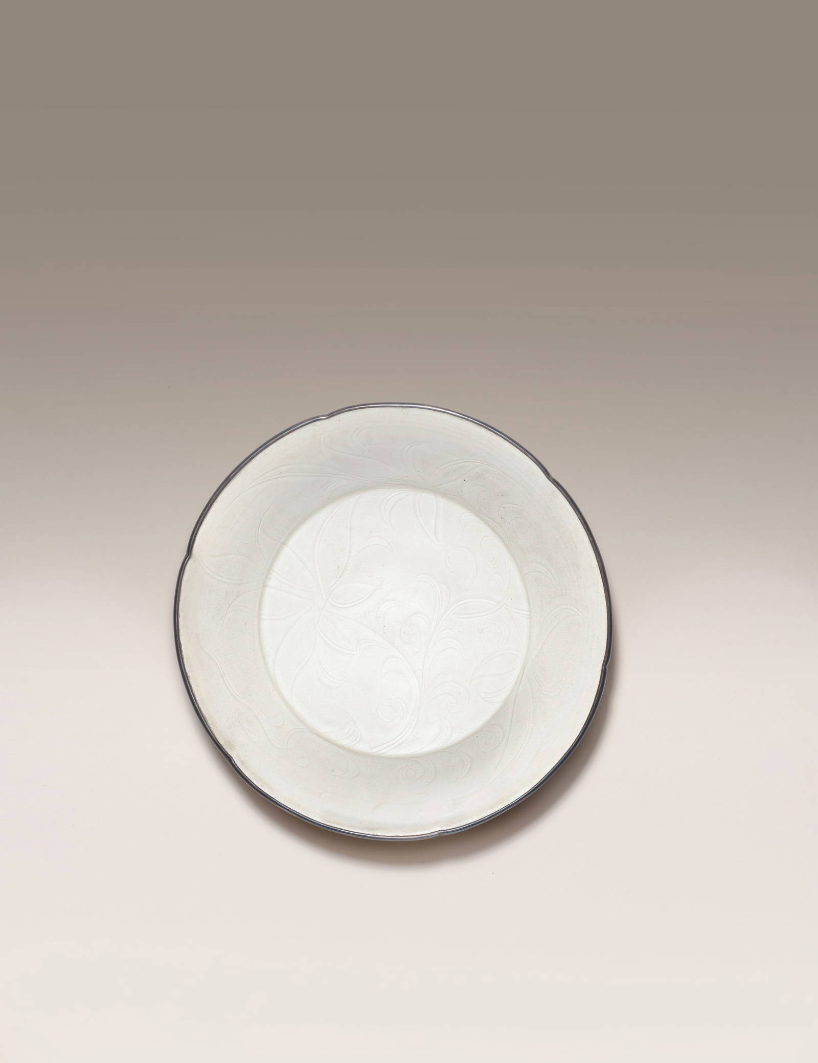 A RARE DINGYAO CARVED 'DAYLILY' LOBED DISH Northern Song Dynasty (2)