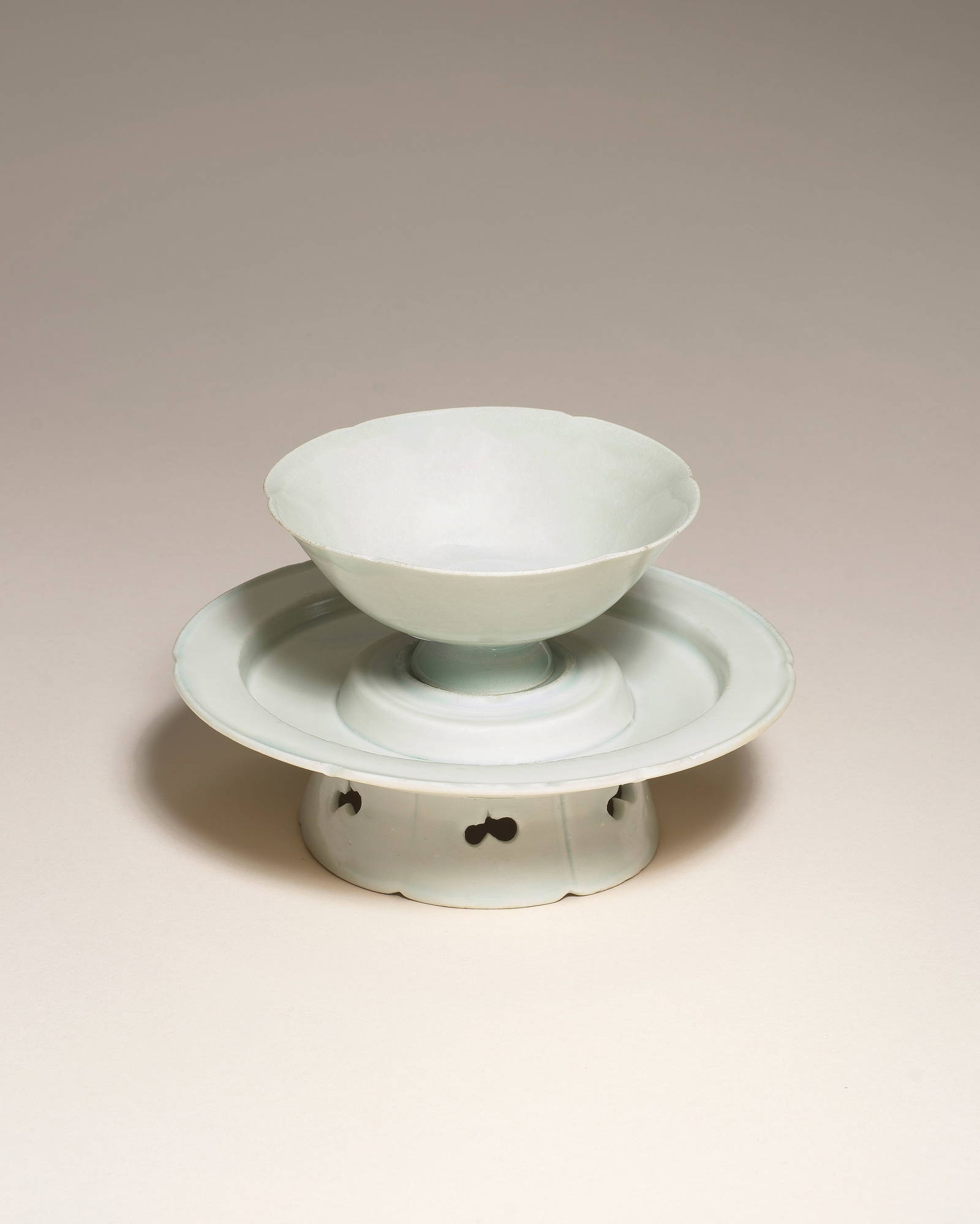 A QINGBAI SIX-LOBED CUP AND STAND Northern Song Dynasty (3)