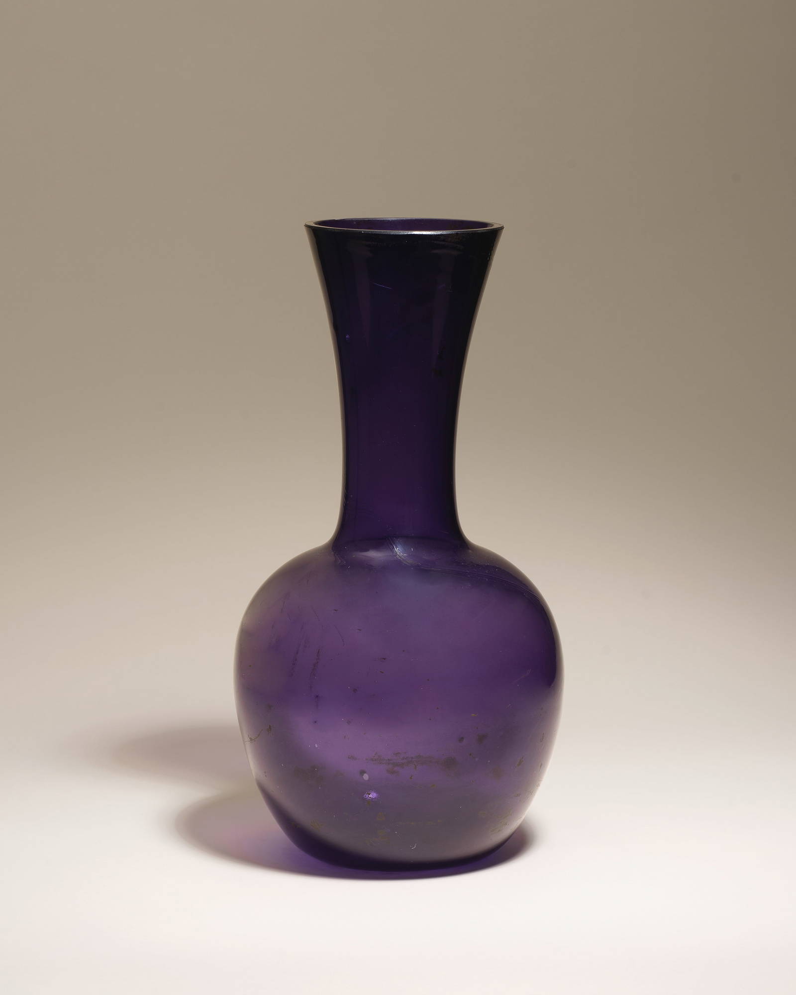 A LARGE PURPLE GLASS BOTTLE VASE Qing Dynasty (2)