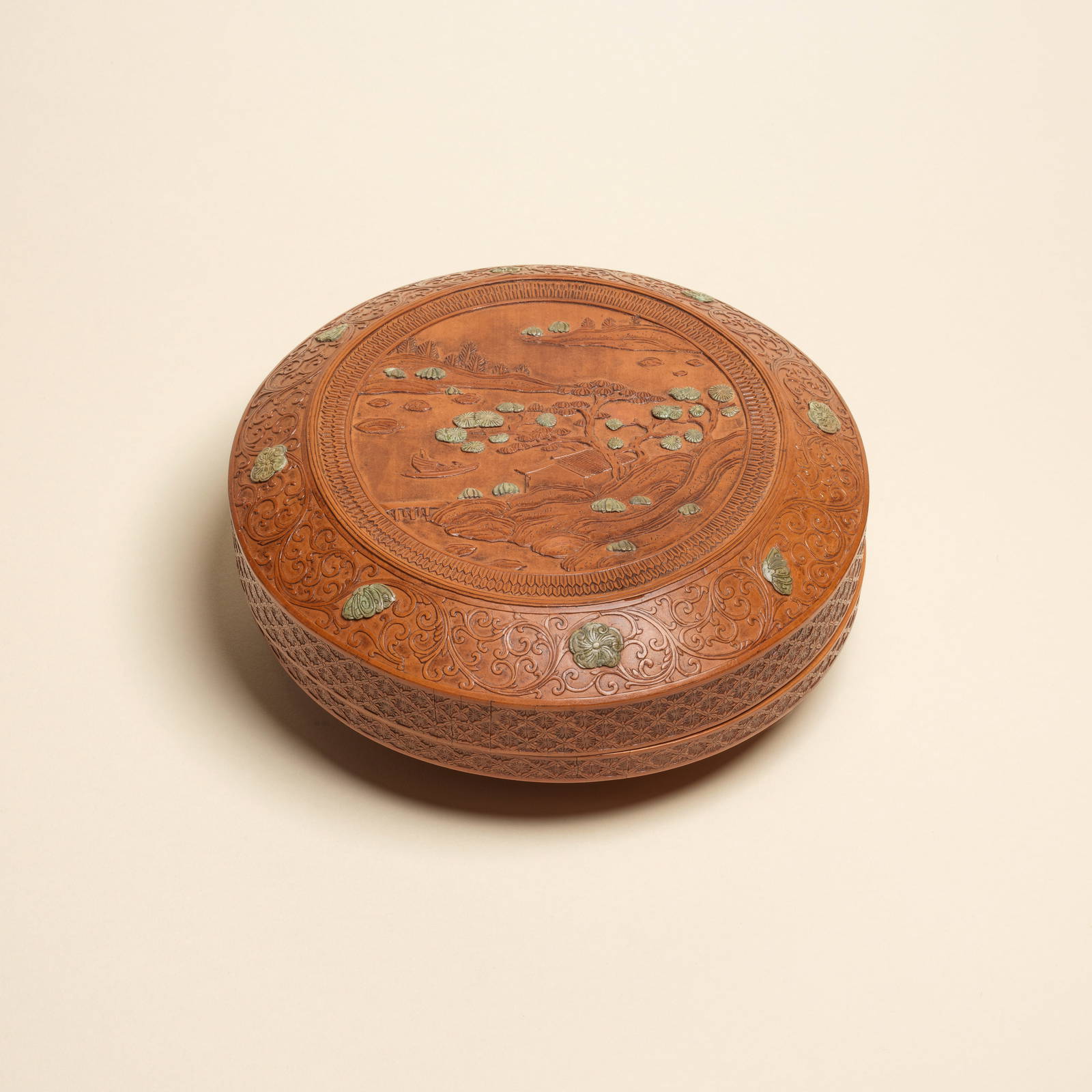 A RARE BAMBOO VENEER 'LANDSCAPE' CIRCULAR BOX AND COVER Qing Dynasty (2)