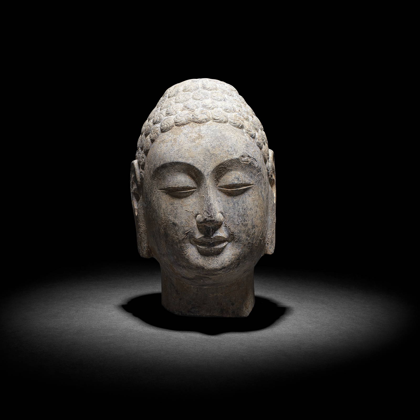 A CARVED LIMESTONE HEAD OF BUDDHA Northern Qi Dynasty (2)