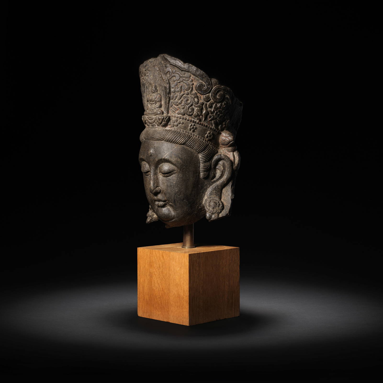 A CARVED STONE HEAD OF A BODHISATTVA Liao Dynasty (2)