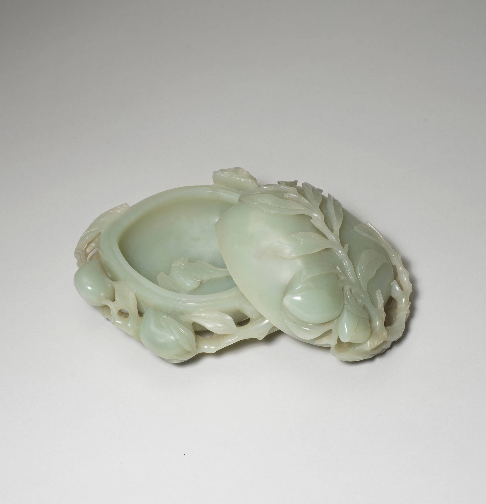A GREEN JADE 'PEACH AND BAT' BOX AND COVER Qianlong/Jiaqing (3)