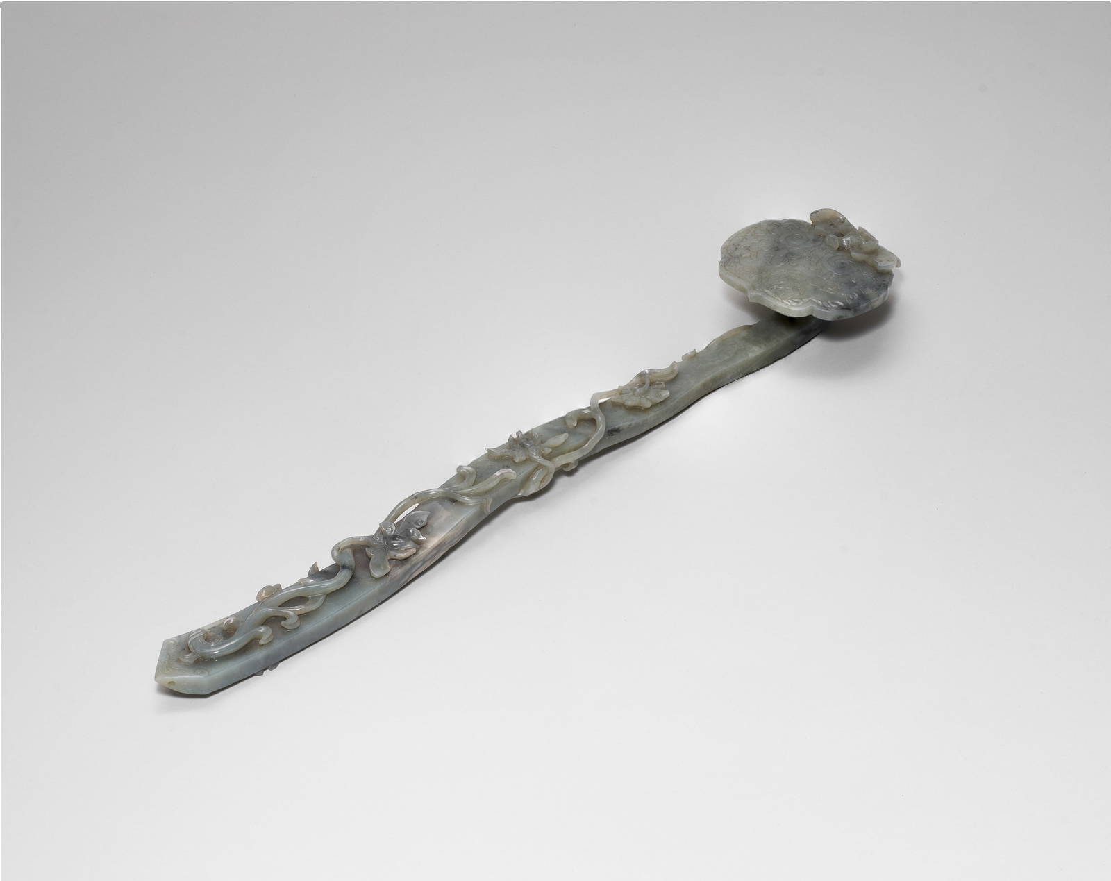 A PALE GREEN JADE RUYI SCEPTRE 19th century (2)