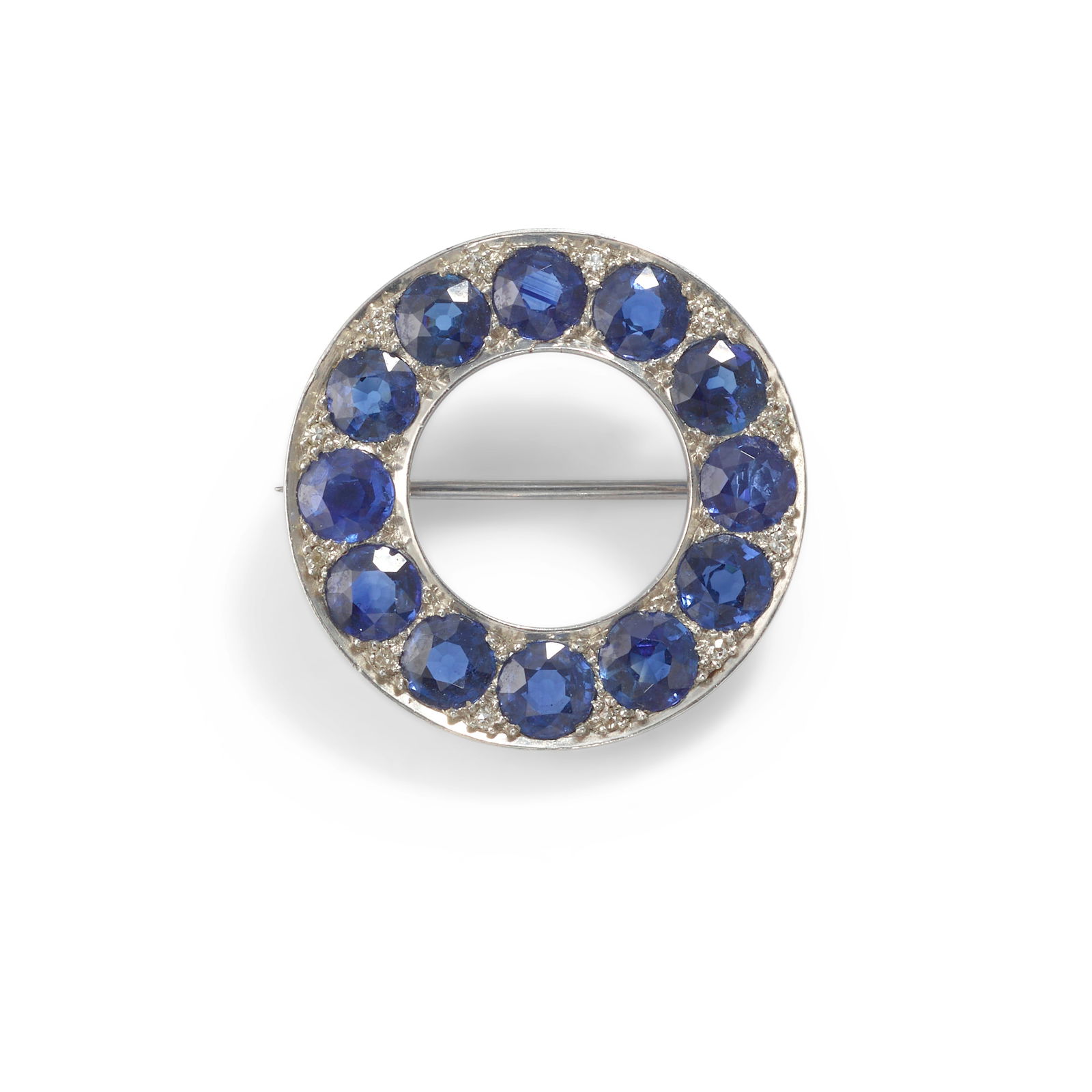 FRANK WALTER LAWRENCE: A PLATINUM, SAPPHIRE AND DIAMOND BROOCH, CIRCA 1910 (1 of 2)