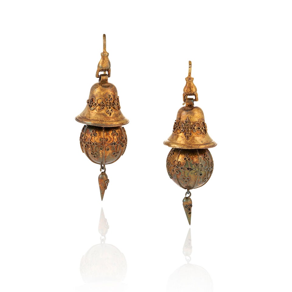 A PAIR OF VICTORIAN ETRUSCAN REVIVAL GOLD EARRINGS, CIRCA 1860s (1 of 3)
