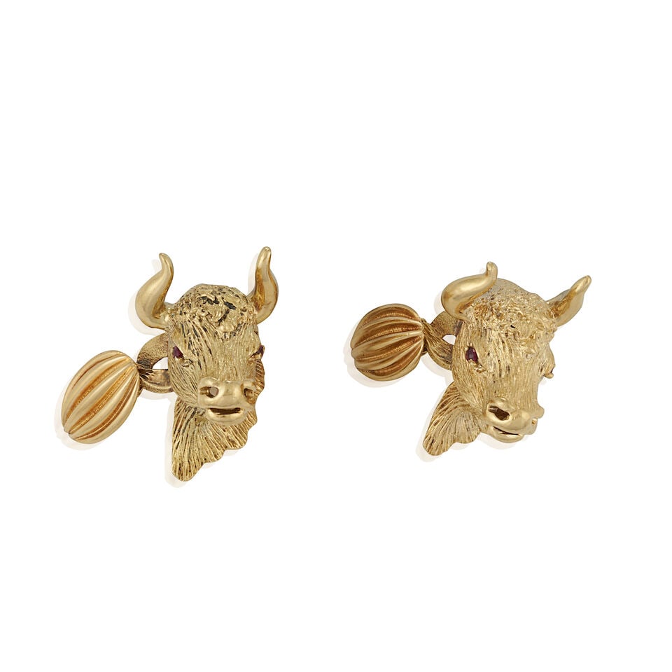 KURT WAYNE: A PAIR OF 18K GOLD BULL HEAD CUFF LINKS (1 of 3)