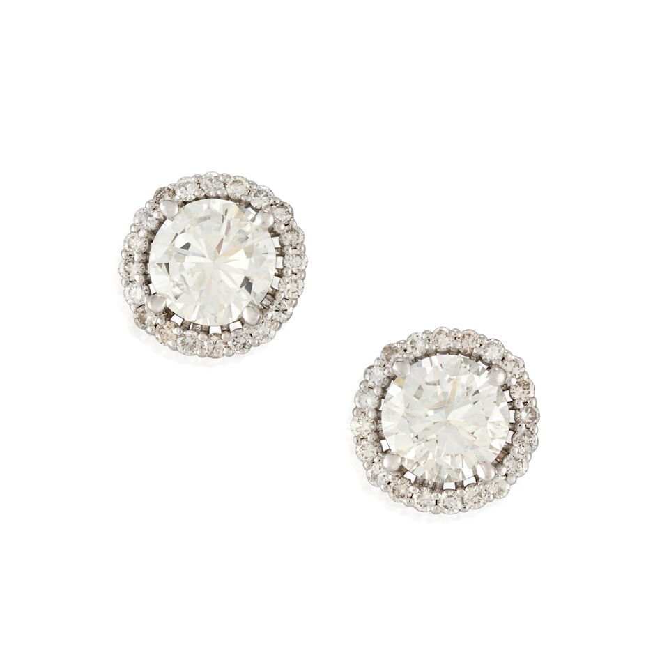 A PAIR OF 18K WHITE GOLD AND DIAMOND EARRINGS (1 of 3)