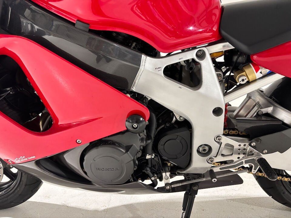 Only 952 miles from new, number '15' of the 50th Anniversary Limited Edition, 1998 Honda CB900RR... - 17