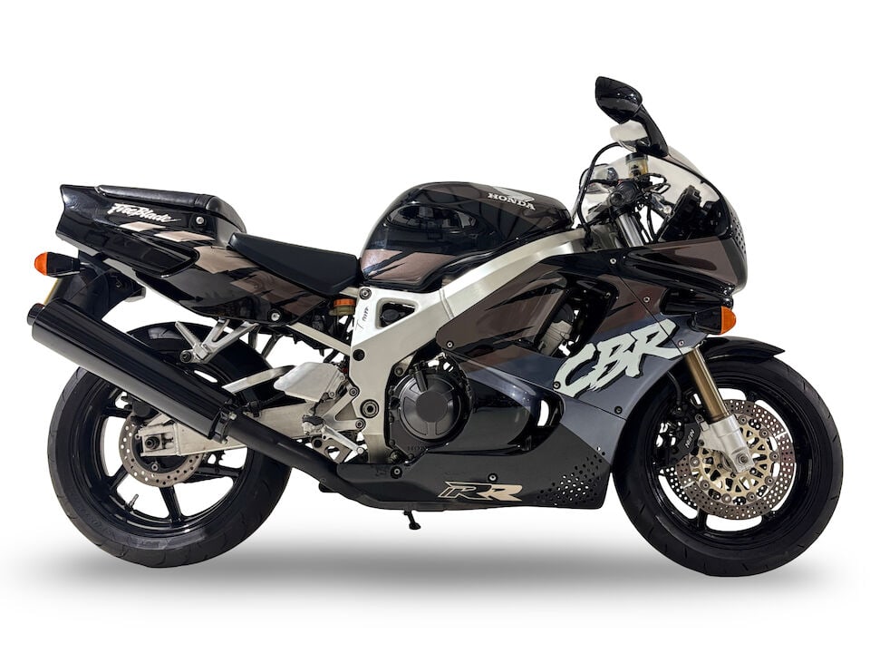 Signed by Tadeo Baba & Steve Plater, 1992 Honda CBR900RR 'FireBlade' Frame no. SC28-2006339 Engi...: Signed by Tadeo Baba & Steve Plater 1992 Honda CBR900RR 'FireBlade' Registration no. K259 GWR Frame no. SC28-2006339 Engine no. SC28E-2006722 Every so often a model comes along that rewrites the ruleb