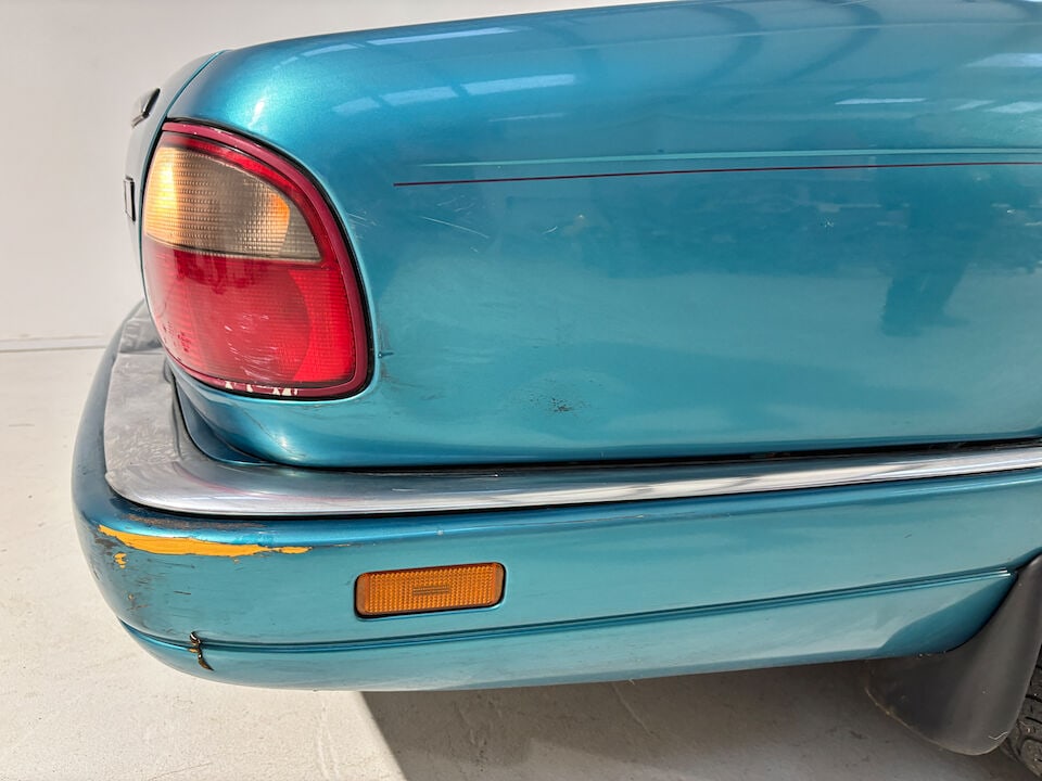 1995 Jaguar XJ6 Sport 3.2-Litre Saloon Chassis no. SAJJPALG3BJ768284 Engine no. unable to locate - 17