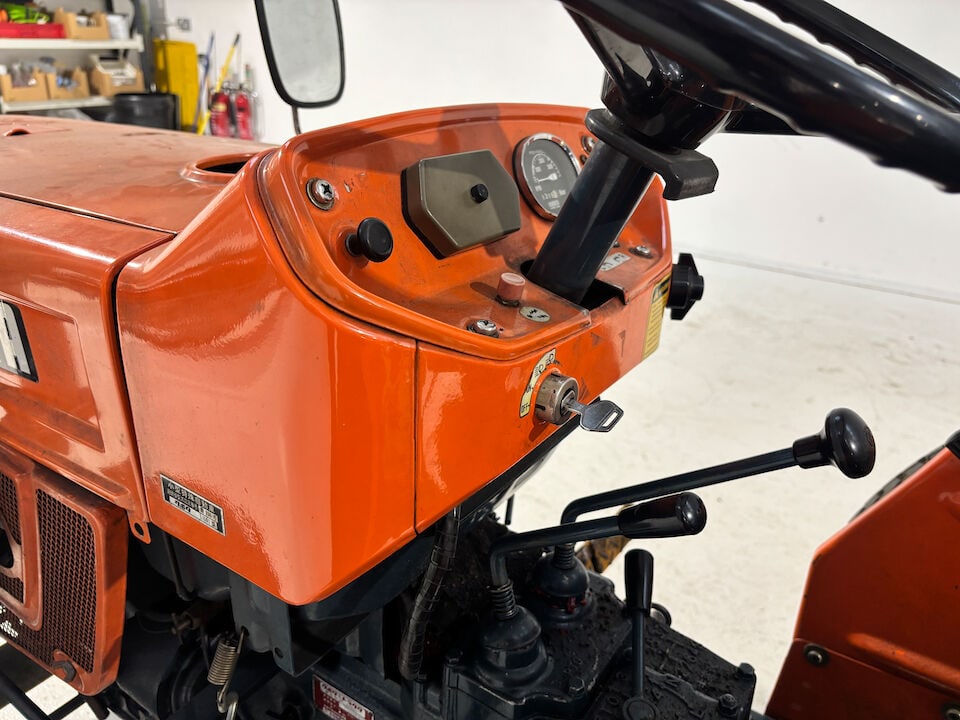 c.1976 Kubota L1501 Tractor Chassis no. 107013 Engine no. unable to locate - 20