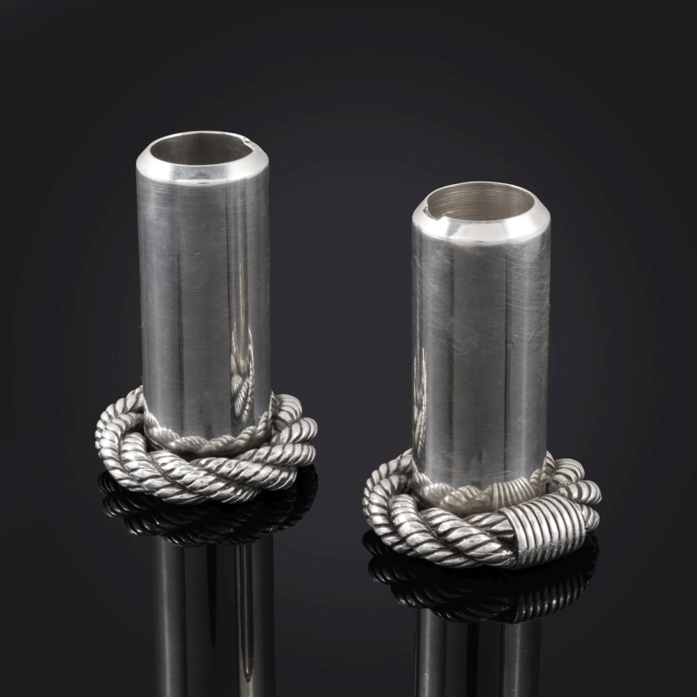 Hermès par Ravinet d'Enfert. Deux porte briquets Cordage en métal argenté. Herm&#...: Hermès par Ravinet d'Enfert. Deux porte briquets Cordage en métal argenté. Hermès by Ravinet d'Enfert. Two Cordage lighter holders in silver-plated metal. Condition grade: A -. Hau