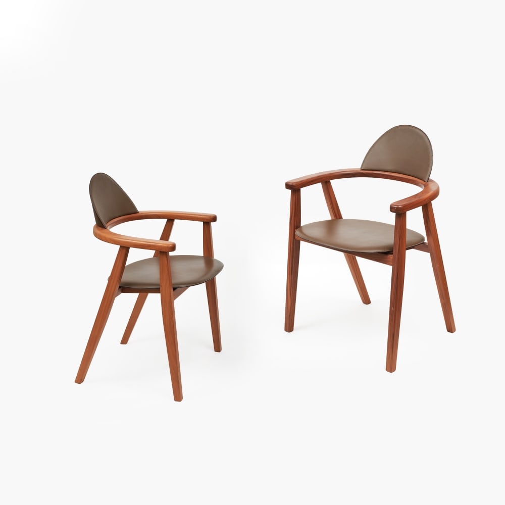 Hermès Paris. Chaises Métiers en chêne massif et veau Taurillon lisse Etoupe. Her...: Hermès Paris. Chaises Métiers en chêne massif et veau Taurillon lisse Etoupe. Hermès Paris. Métiers chairs in solid oak and smooth Taurillon calfskin. Dessinées par Enzo