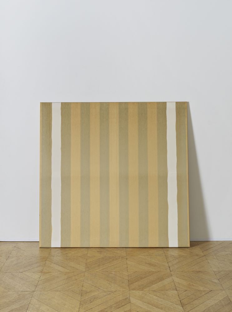 DANIEL BUREN (N. 1938) Peinture acrylique blanche sur tissu rayé blanc et bleu Septembre 1971: DANIEL BUREN (N. 1938) Peinture acrylique blanche sur tissu rayé blanc et bleu Septembre 1971 peinture acrylique sur tissu rayé de bandes blanches et bleues alternées et verticales de 8,7 cm de lar