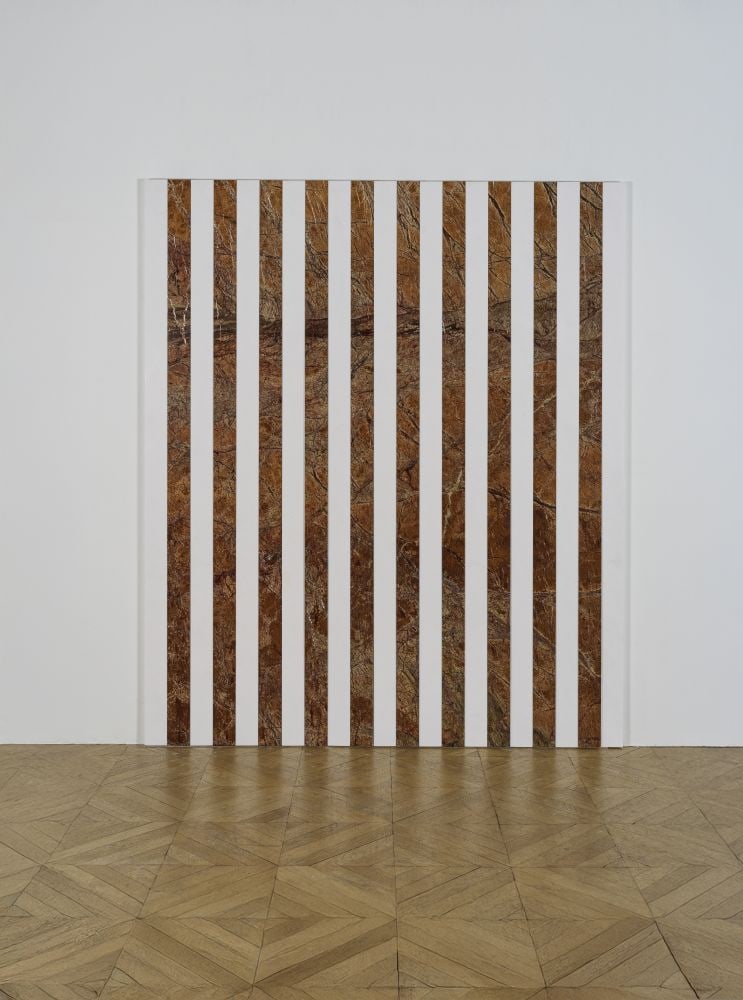 DANIEL BUREN (N. 1938) Forest brown poli (Inde) / Blanc Thasos (Grèce) - 21 lattes Travai...: DANIEL BUREN (N. 1938) Forest brown poli (Inde) / Blanc Thasos (Grèce) - 21 lattes Travail situé, Juin 2015 Œuvre composée de 21 lattes inséparables 10 lattes en marbre Forest brown poli d'Inde,