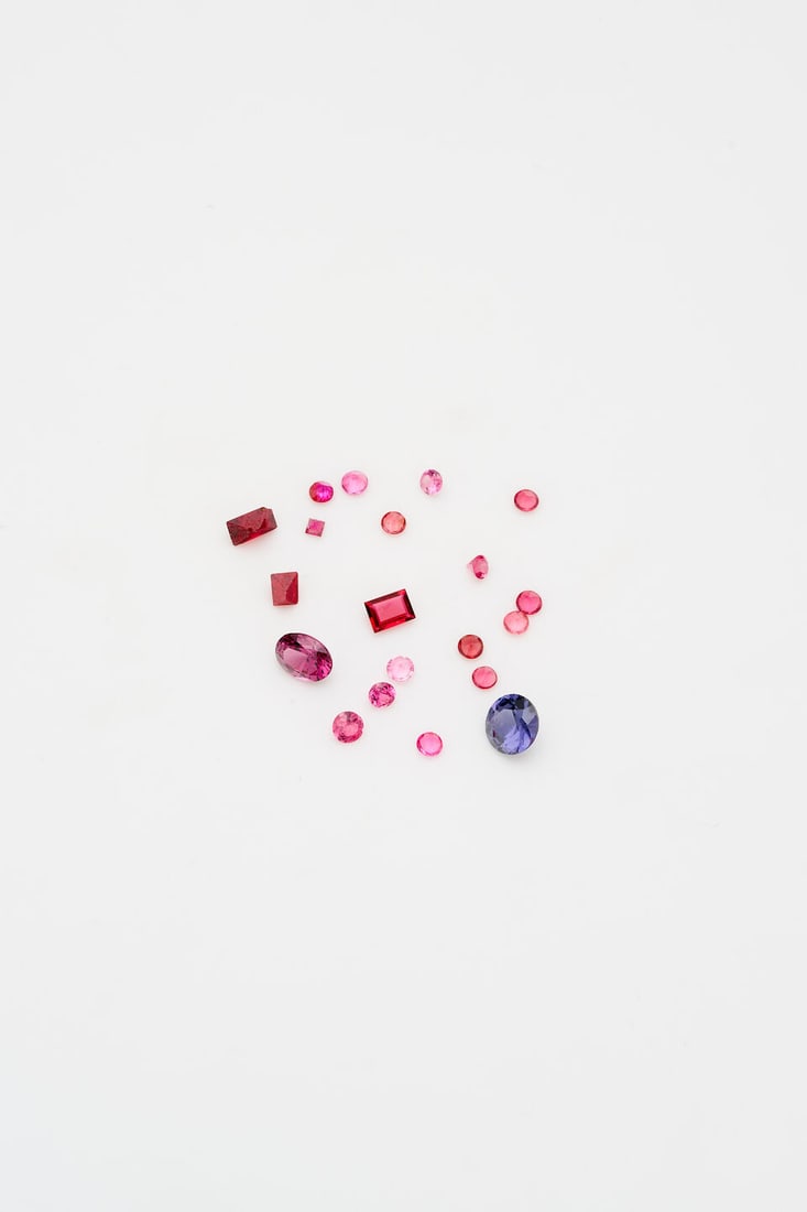 A GROUP OF 20 VARIOUS-SHAPED SPINEL: A GROUP OF 20 VARIOUS-SHAPED SPINEL - measuring between 0.03 - 1.00 carats - total parcel weighs approximately 5.00 carats - estimated gross weight: 1.0 gram Footnotes: Overall condition, good Wear i