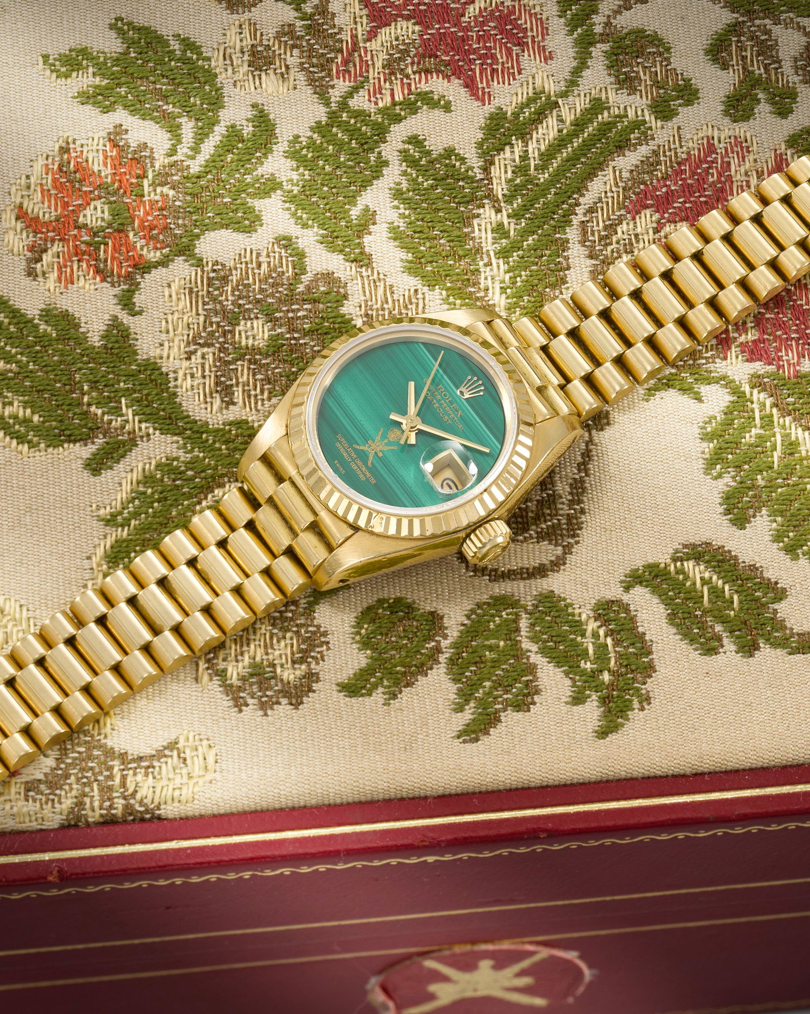 Rolex. A fine and rare lady's 18K gold automatic calendar bracelet watch with malachite dial fea...: Rolex. A fine and rare lady's 18K gold automatic calendar bracelet watch with malachite dial featuring the emblem of Oman Model: Datejust Reference: 69178 Date: Circa 1984 Movement: 29-jewel Cal.2135