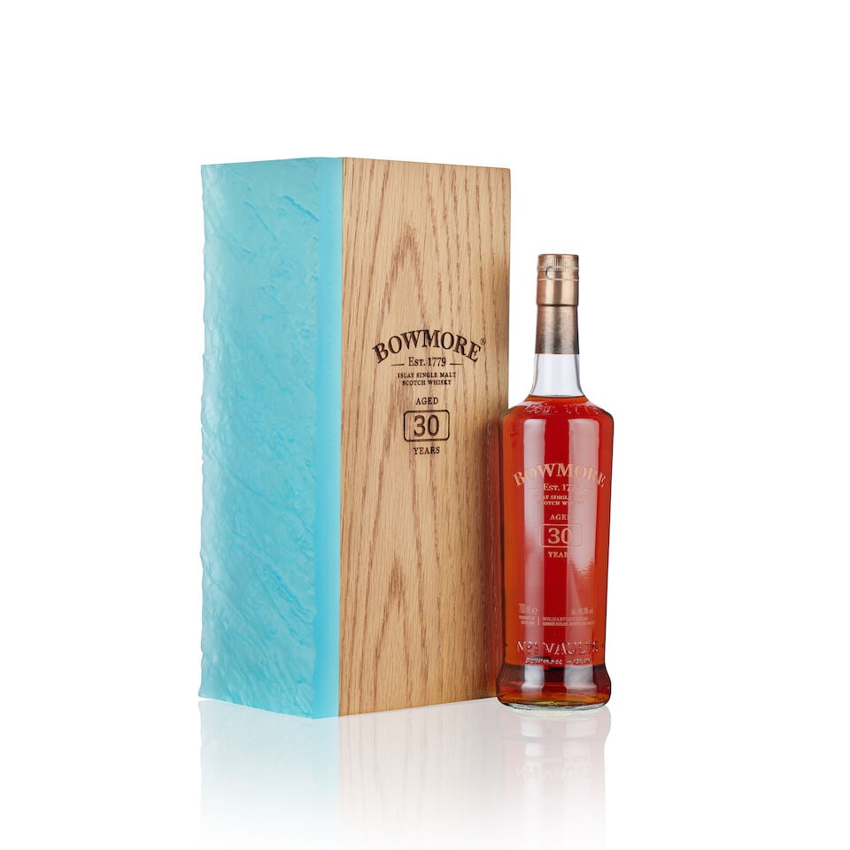 Bowmore 30 Year Old, 1989 (1x 70cl): Bowmore 30 Year Old, 1989 (1x 70cl) Region: Islay, single malt Fill Level: filled to 70cl Capsule: good condition Label: engraved labelling Packaging: in original presentation case, accompanied with o