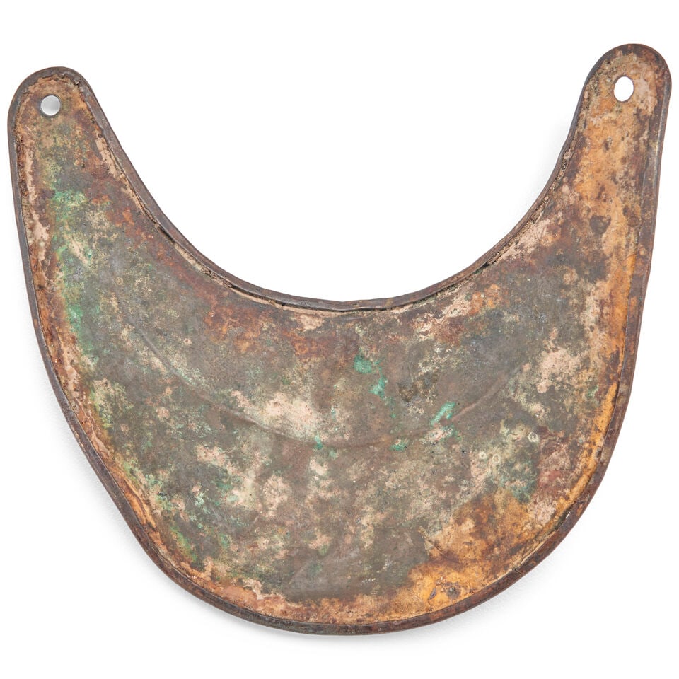 A RELIC REVOLUTIONARY WAR ERA BRITISH OFFICER'S GORGET. - 2