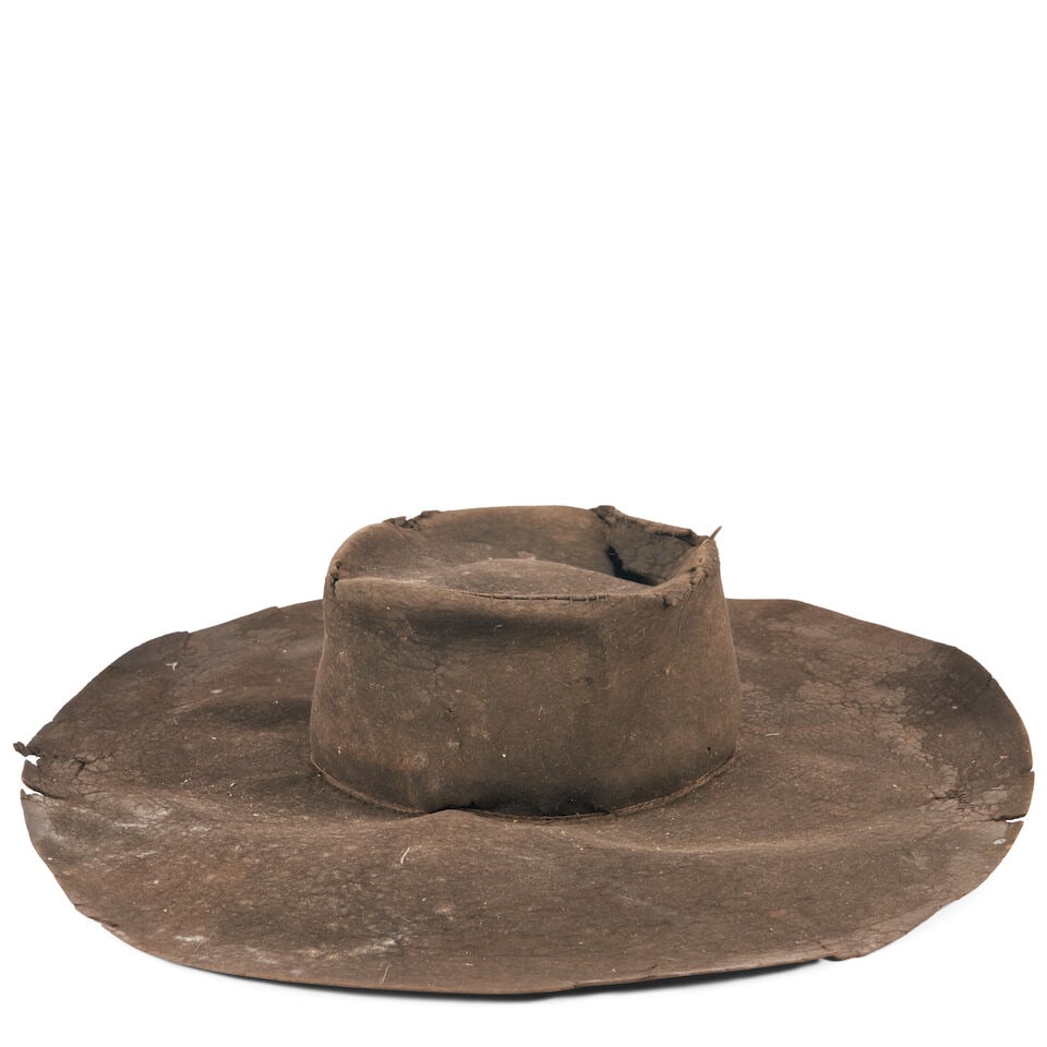 AN EARLY BROAD BRIM FELT HAT. (1 of 3)