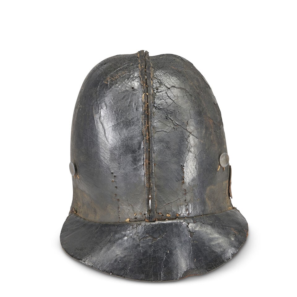 AN EARLY 19TH CENTURY LEATHER HORSEMAN'S CAP. (1 of 4)