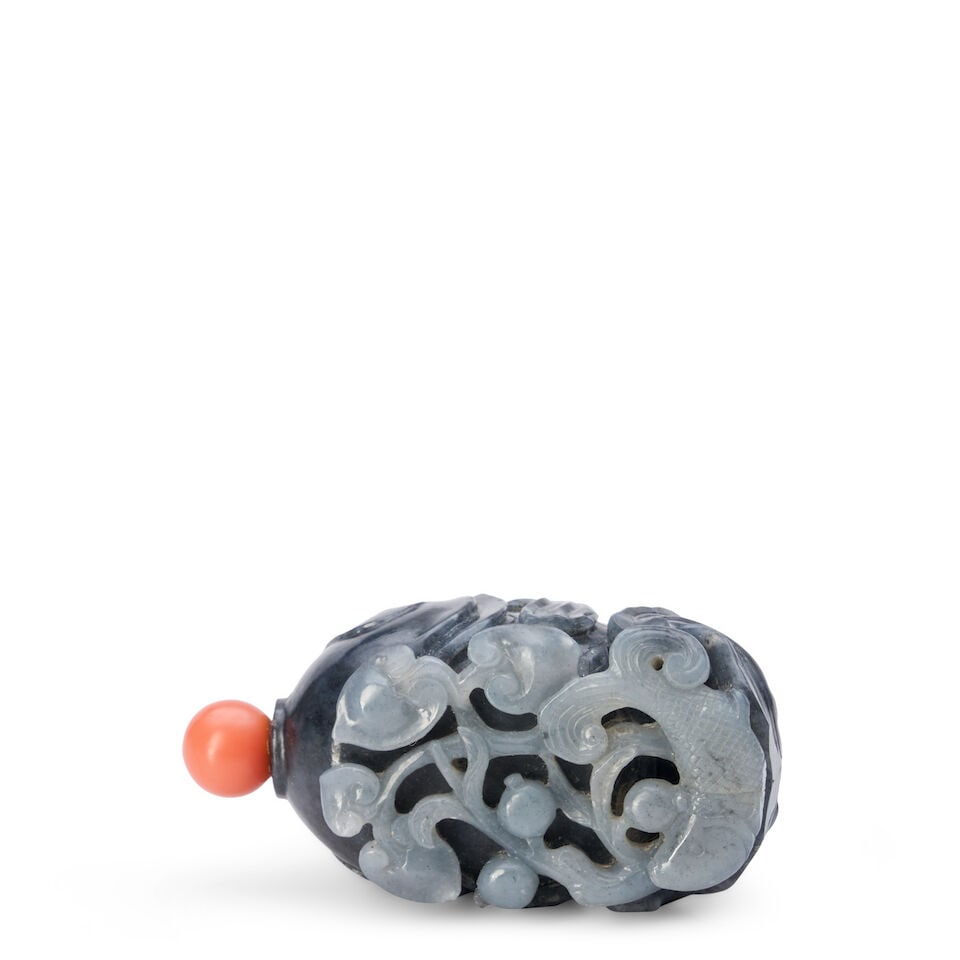 A Black and Gray Jade Carp Snuff Bottle, China, - 2