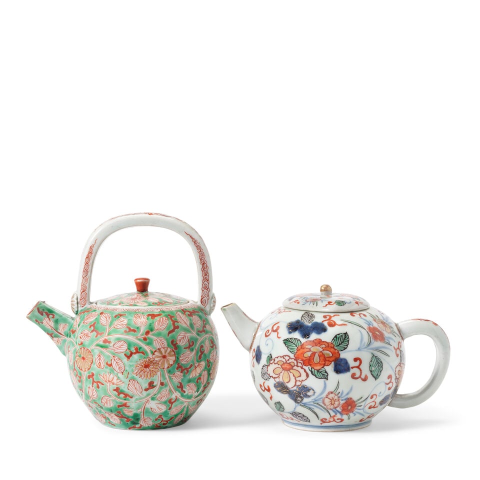 AN ARITA AND AN IMARI TEAPOT AND COVER Edo period, 17th century (4) - 2
