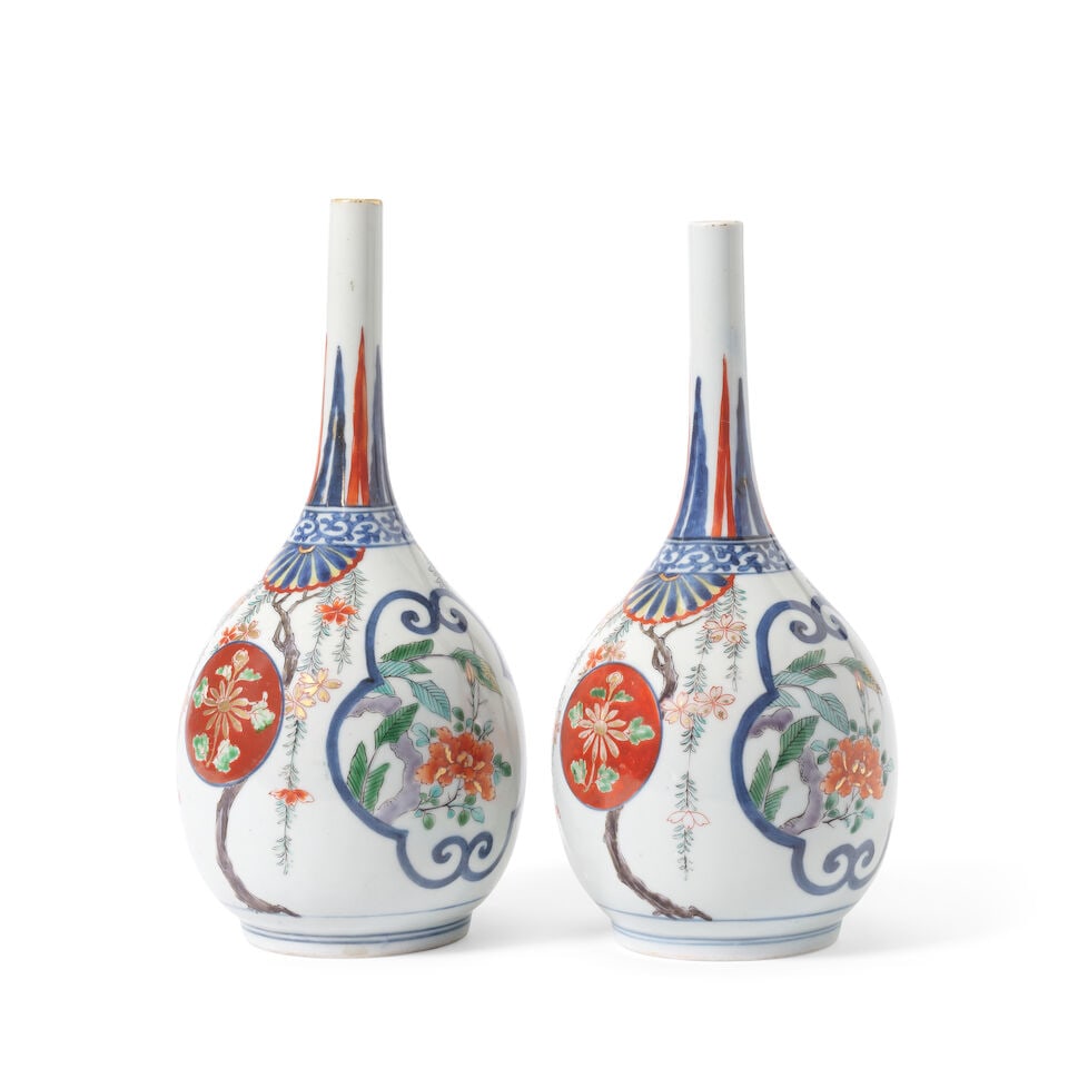 A PAIR OF IMARI BOTTLE VASES Edo period, late 17th/early 18th century (2) - 2