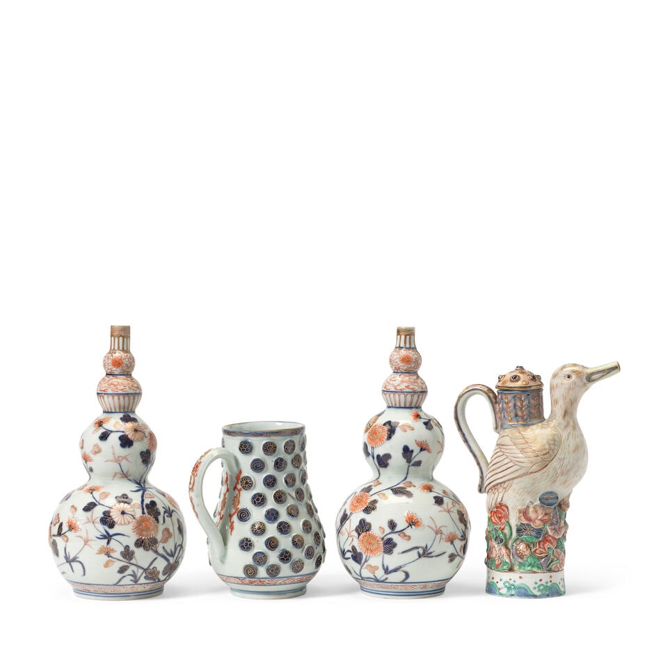 AN IMARI 'DUCK' EWER AND COVER, AN IMARI TANKARD AND A PAIR OF MOULDED IMARI GOURD VASES Edo per... - 2