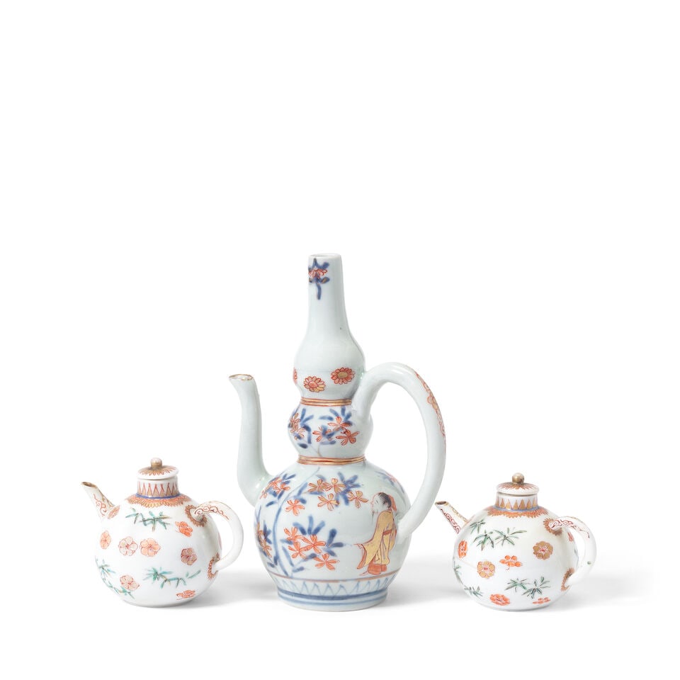 AN IMARI GOURD EWER AND A PAIR OF MINIATURE WINE POTS AND COVERS Edo period, 17th/18th century (6) - 2