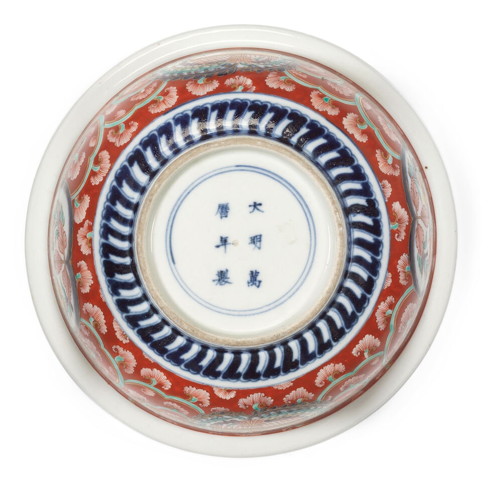 AN ARITA 'DRAGON AND PHOENIX' BOWL Edo period, circa 1700 - 2