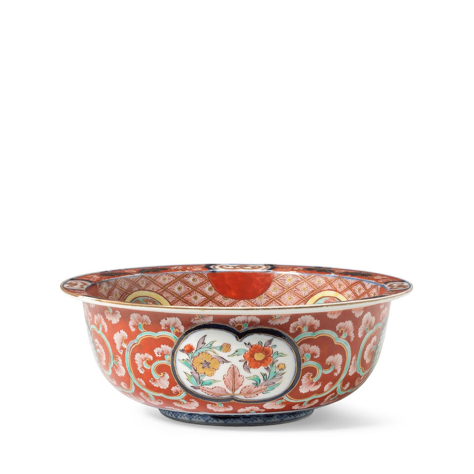 AN ARITA 'DRAGON AND PHOENIX' BOWL Edo period, circa 1700 - 4