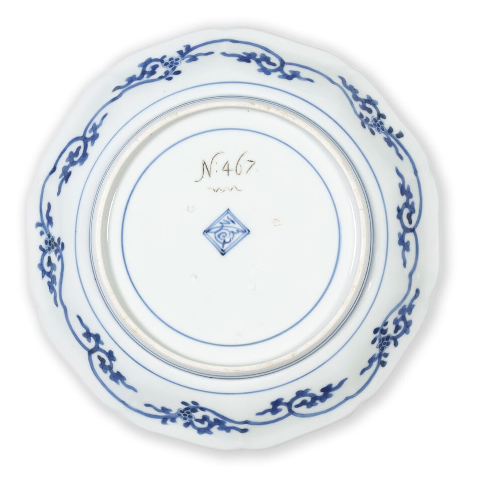 A BLUE AND WHITE KAKIEMON STYLE 'SCHOLARS' DISH FROM THE COLLECTION OF AUGUSTUS THE STRONG Edo p... - 2