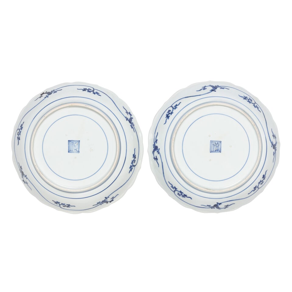 A PAIR OF ARITA BLUE AND WHITE KAKIEMON STYLE 'TIGER' DISHES Edo period, late 18th century (2) - 2