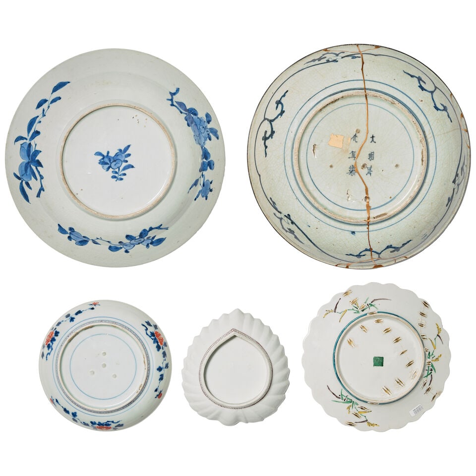 A GROUP OF FOUR IMARI DISHES AND A KUTANI DISH Edo period, 17th-18th century (5) - 2