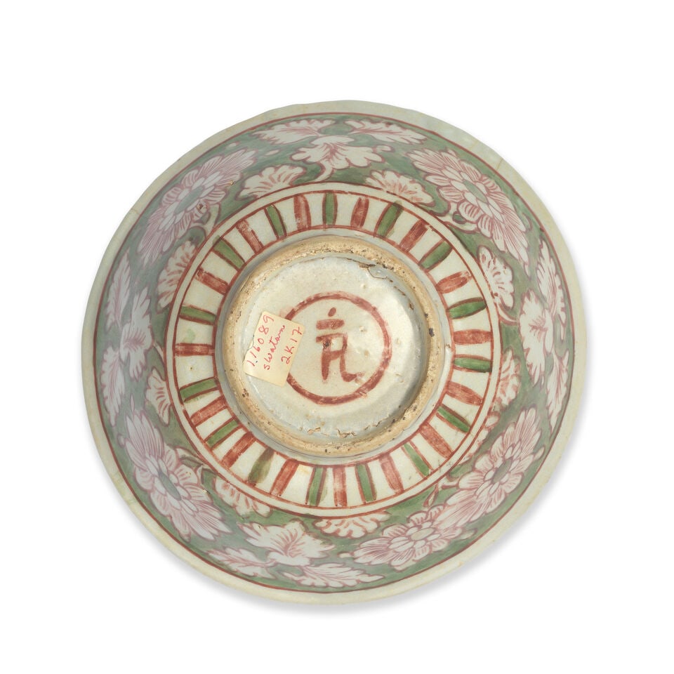 A SMALL CIZHOU JAR, A RED AND GREEN ENAMELLED FLORAL BOWL AND A SWATOW CHARGER Ming Dynasty (3) - 2