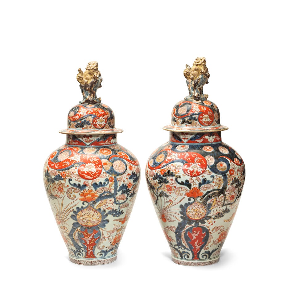 A PAIR OF IMARI VASES AND COVERS Circa 1700 (4) - 2