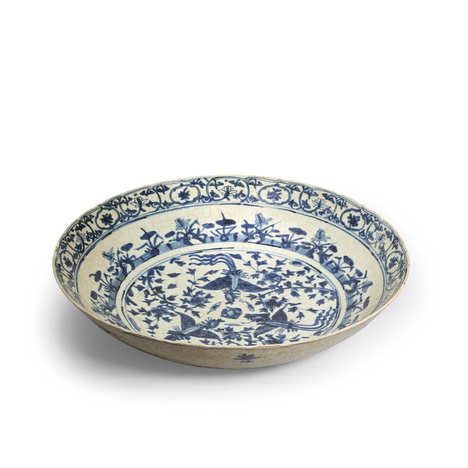 A LARGE SWATOW BLUE AND WHITE 'PHOENIXES' CHARGER Late Ming Dynasty - 2
