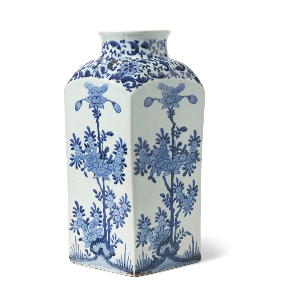 A LARGE BLUE AND WHITE SQUARE VASE Edo period, 17th/18th century - 2