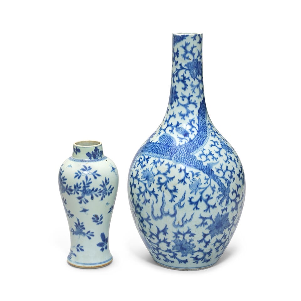 A BLUE AND WHITE 'DRAGON' VASE TOGETHER WITH A BLUE AND WHITE 'FLORAL' VASE 17th/18th century (2) - 2