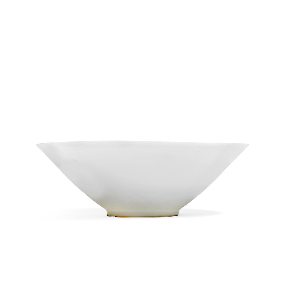 A WHITE-GLAZED ANHUA-DECORATED BOWL Late Qing Dynasty - 3