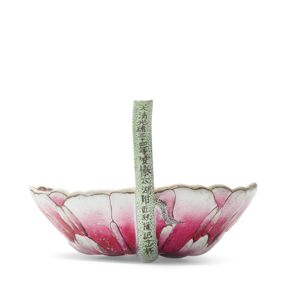 A FAMILLE ROSE ENAMELLED 'LOTUS' WATERDROPPER Dated in accordance with 1908, 20th century - 3