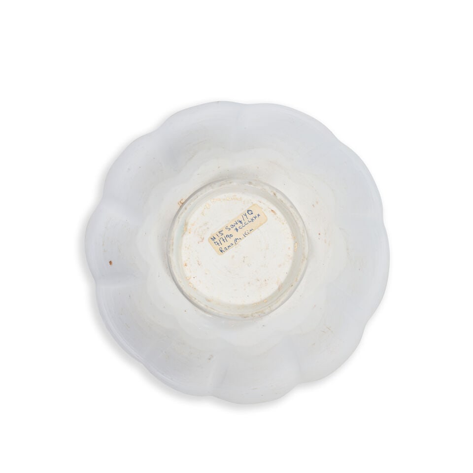 A WHITE-GLAZED STONEWARE LOBED BOWL Song Dynasty - 2